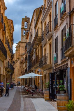 Ciudad Rodrigo, İspanya, 8 Haziran 2022: İnsanlar İspanya 'nın Ciudad Rodrigo şehrinde geziniyorlar.