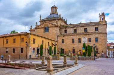 Ciudad Rodrigo, İspanya, 8 Haziran 2022: İspanyol şehri Ciudad Rodrigo 'daki Cerralbo Kilisesi.