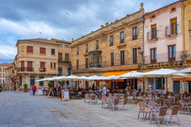 Ciudad Rodrigo, İspanya, 8 Haziran 2022: İspanya 'nın Ciudad Rodrigo kentindeki Plaza Mayor' da insanlar geziniyor.