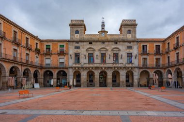 Avila, İspanya, 8 Haziran 2022: İspanya 'nın Avila kentindeki Plaza Mercado Chico' da insanlar geziniyor.