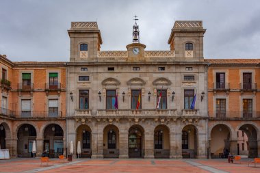 Avila, İspanya, 8 Haziran 2022: İspanya 'nın Avila kentindeki Plaza Mercado Chico' da insanlar geziniyor.