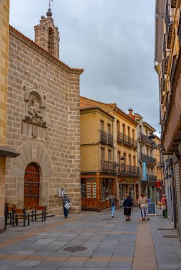 Avila, İspanya, 8 Haziran 2022: İnsanlar İspanya 'nın eski Avila kentinde geziniyorlar.