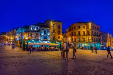 Segovia, İspanya, 7 Haziran 2022: Segovia, İspanya 'daki ünlü su kemerinin önündeki Plaza del Azoguejo' nun gece manzarası.