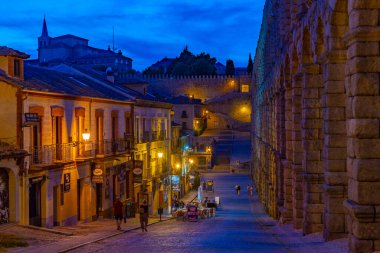 Segovia, İspanya, 7 Haziran 2022: Segovia, İspanya 'daki ünlü su kemerinin gece manzarası.