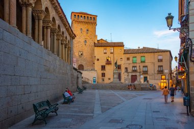 Segovia, İspanya, 7 Haziran 2022: Segovia, İspanya 'da Plaza Medina del Campo' nun gün batımı manzarası.