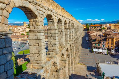 Segovia, İspanya, 7 Haziran 2022: Segovia İspanya 'daki ünlü su kemeri manzarası