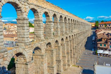 Segovia, İspanya, 7 Haziran 2022: Segovia İspanya 'daki ünlü su kemeri manzarası