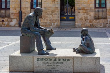 Palencia, İspanya, 7 Haziran 2022: Palencia 'nın tarihi merkezinde Monumento al Maestro.