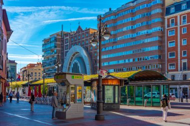 Valladolid, İspanya, 7 Haziran 2022: İnsanlar Valladolid, İspanya 'da büyük bir sokakta geziniyor.