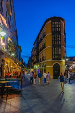Valladolid, İspanya, 6 Haziran 2022: İspanya 'nın Valladolid kentindeki bir caddenin gece manzarası.