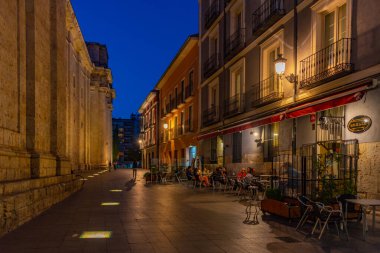 Valladolid, İspanya, 6 Haziran 2022: İspanya 'nın Valladolid kentindeki bir caddenin gece manzarası.