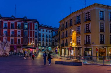 Valladolid, İspanya, 6 Haziran 2022: İspanya 'nın Valladolid kentindeki bir caddenin gece manzarası.