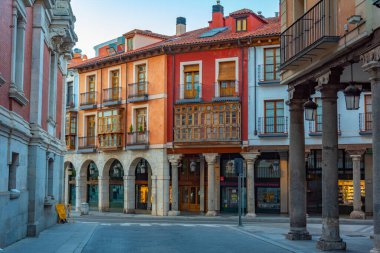 Valladolid, İspanya, 6 Haziran 2022: İspanya 'nın Valladolid kentindeki tarihi evler.