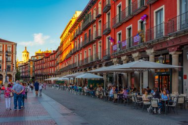 Valladolid, İspanya, 6 Haziran 2022: İspanyol Valladolid kasabasında Plaza Mayor 'un günbatımı manzarası.