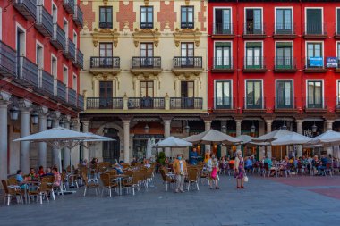 Valladolid, İspanya, 6 Haziran 2022: İspanyol Valladolid kasabasında Plaza Mayor 'un günbatımı manzarası.