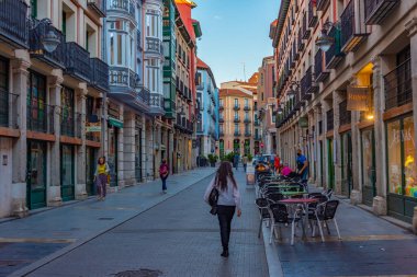 Valladolid, İspanya, 6 Haziran 2022: İspanya 'nın Valladolid kentindeki bir caddenin gece manzarası.