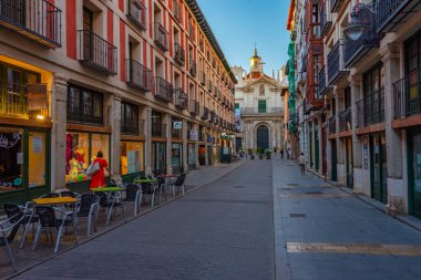 Valladolid, İspanya, 6 Haziran 2022: İspanya 'nın Valladolid kentindeki bir caddenin gece manzarası.