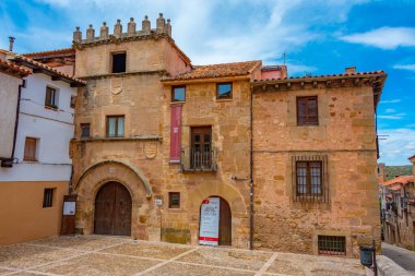 Siguenza, İspanya, 6 Haziran 2022: İspanya 'nın Siguenza kentindeki Casa del Doncel.