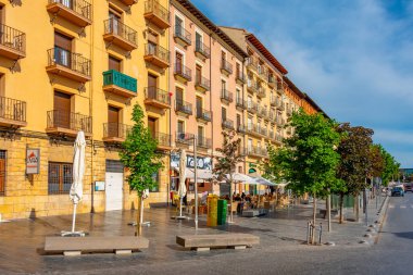 Teruel, İspanya, 5 Haziran 2022: İnsanlar İspanya 'nın Teruel kentindeki büyük bir caddede geziniyor.