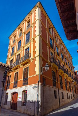 Teruel, İspanya, 5 Haziran 2022: İnsanlar İspanya 'nın Teruel kentindeki büyük bir caddede geziniyor.