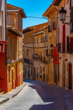 Daroca, İspanya, 5 Haziran 2022: İspanya 'nın Daroca kentindeki Ortaçağ Caddesi.