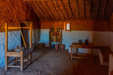 Numancia, İspanya, 5 Haziran 2022: İspanya 'nın Soria kenti yakınlarındaki Numancia antik harabelerinde eski bir evin yeniden inşası.