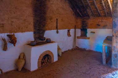 Numancia, İspanya, 5 Haziran 2022: İspanya 'nın Soria kenti yakınlarındaki Numancia antik harabelerinde eski bir evin yeniden inşası.