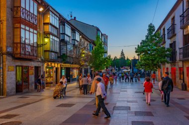 Soria, İspanya, 4 Haziran 2022: Soria İspanya 'da bir sokakta gece hayatı