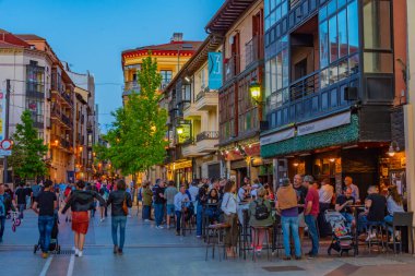 Soria, İspanya, 4 Haziran 2022: Soria İspanya 'da bir sokakta gece hayatı