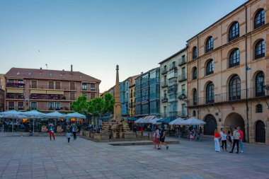 Soria, İspanya, 4 Haziran 2022: Soria, İspanya 'da Plaza Belediye Başkanı' nın gün batımı manzarası.