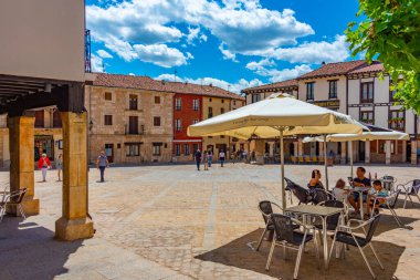 Covarrubias, İspanya, 4 Haziran 2022: İspanya 'nın Covarrubias kasabasındaki Plaza Belediye Başkanı.