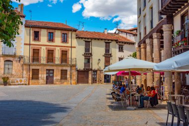 Covarrubias, İspanya, 4 Haziran 2022: İspanya 'nın Covarrubias kasabasındaki Plaza Belediye Başkanı.