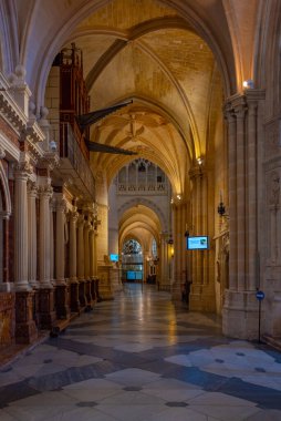 Burgos, İspanya, 4 Haziran 2022: İspanya 'nın Burgos kentindeki katedralin içi.