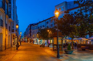 Burgos, İspanya, 3 Haziran 2022: Burgos İspanya 'da bir caddede gece hayatı