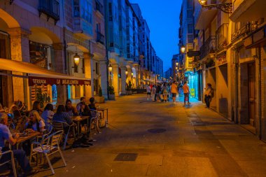 Burgos, İspanya, 3 Haziran 2022: Burgos İspanya 'da bir caddede gece hayatı