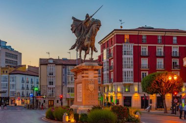 Burgos, İspanya, 4 Haziran 2022: İspanya 'nın Burgos kentindeki El Cid heykelinin günbatımı manzarası.