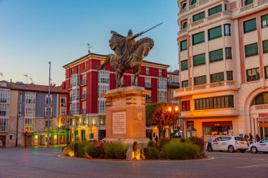 Burgos, İspanya, 4 Haziran 2022: İspanya 'nın Burgos kentindeki El Cid heykelinin günbatımı manzarası.