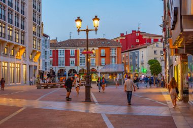 Burgos, İspanya, 3 Haziran 2022: Burgos, İspanya 'da Plaza Belediye Başkanı' nın gün batımı manzarası.