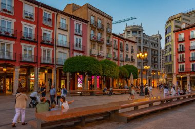 Burgos, İspanya, 3 Haziran 2022: Burgos, İspanya 'da Plaza Belediye Başkanı' nın gün batımı manzarası.