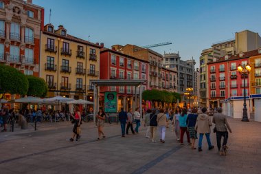 Burgos, İspanya, 3 Haziran 2022: Burgos, İspanya 'da Plaza Belediye Başkanı' nın gün batımı manzarası.