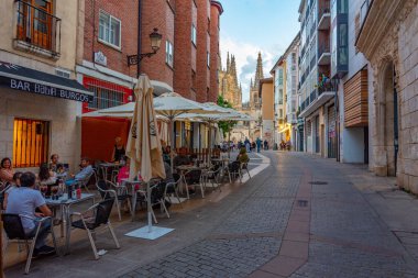 Burgos, İspanya, 3 Haziran 2022: Burgos İspanya 'da bir caddede gece hayatı