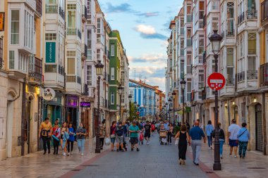 Burgos, İspanya, 3 Haziran 2022: Burgos İspanya 'da bir caddede gece hayatı