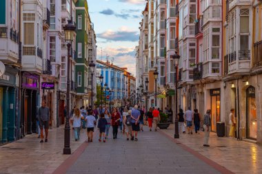 Burgos, İspanya, 3 Haziran 2022: Burgos İspanya 'da bir caddede gece hayatı