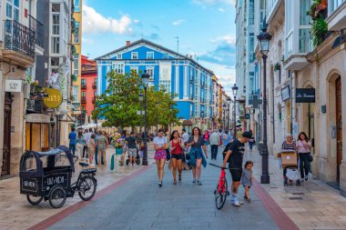 Burgos, İspanya, 3 Haziran 2022: Burgos İspanya 'da bir caddede gece hayatı