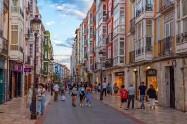 Burgos, İspanya, 3 Haziran 2022: Burgos İspanya 'da bir caddede gece hayatı