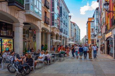 Burgos, İspanya, 3 Haziran 2022: Burgos İspanya 'da bir caddede gece hayatı