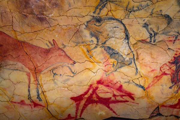 Сантильяна-дель-Мар, Испания, 12 июня 2022 года: Наскальные рисунки в копии пещеры Альтамира в Сантильяна-дель-Мар в Испании.