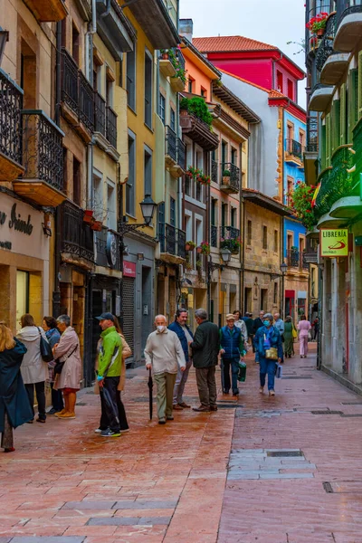 Oviedo España Junio 2022 Gente Paseando Por Una Calle Del — Foto de Stock