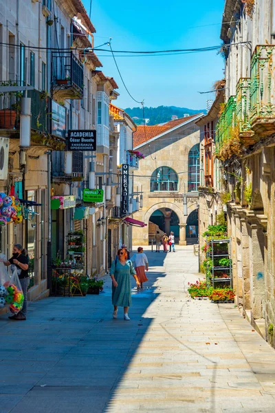 Pontevedra, İspanya, 10 Haziran 2022: Eski Pontevedra, İspanya 'da bir caddenin manzarası.
