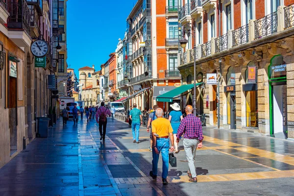 stock image Leon, Spain, June 9, 2022: View of a narrow street in the old town of Leon, Spain.